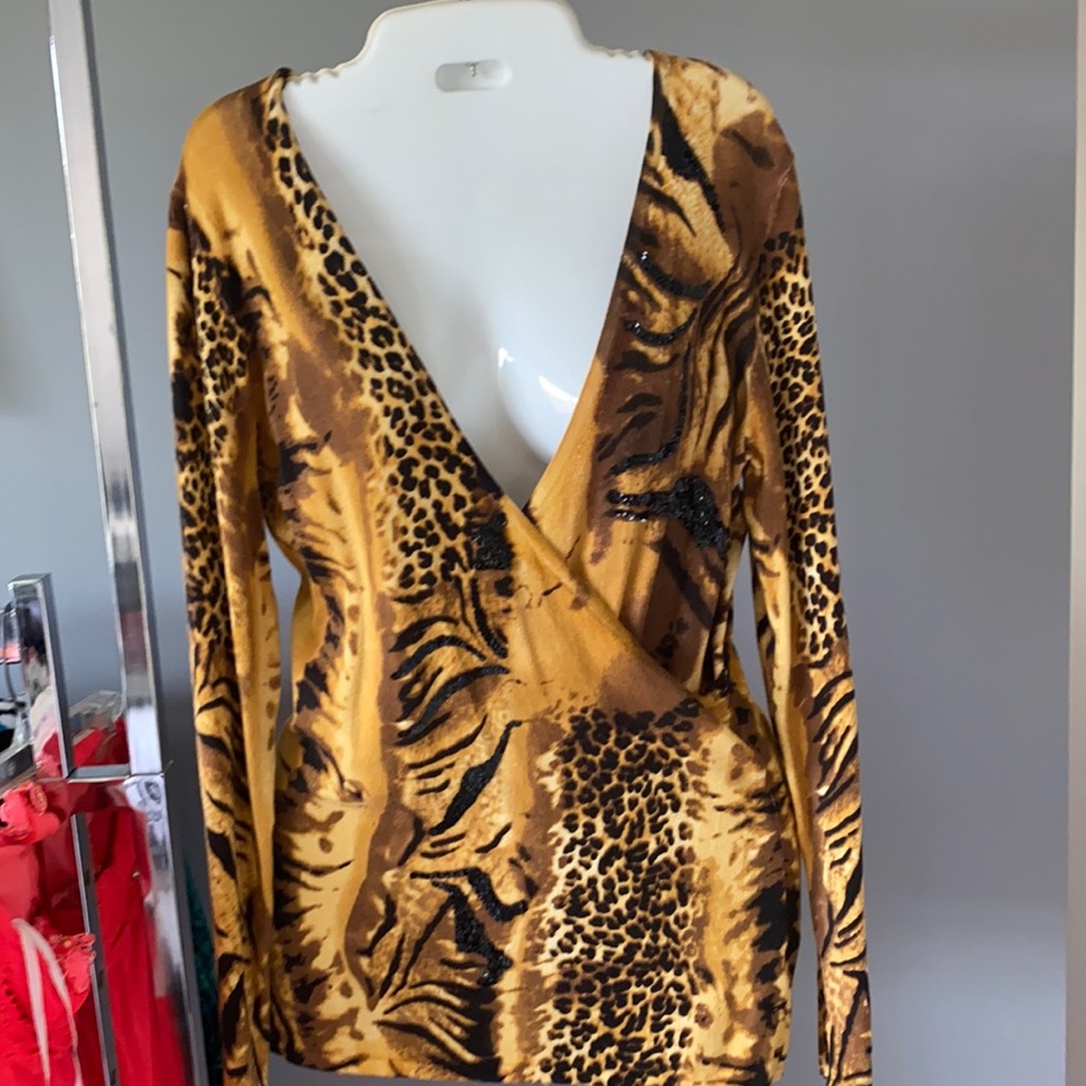 Cache print v neck